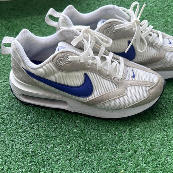 Nike White and Blue Sneakers - Picture 3 of 10